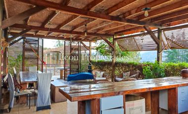 Leon Propiedades vende parcela con 2 hermosas casas y piscina en condominio Los Maquis, Curacavi.