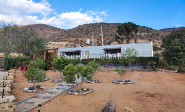 Leon Propiedades vende parcela con 2 hermosas casas y piscina en condominio Los Maquis, Curacavi.