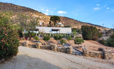 Leon Propiedades vende parcela con 2 hermosas casas y piscina en condominio Los Maquis, Curacavi.