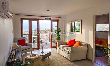 Leon Propiedades vende parcela con 2 hermosas casas y piscina en condominio Los Maquis, Curacavi.