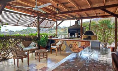 Leon Propiedades vende parcela con 2 hermosas casas y piscina en condominio Los Maquis, Curacavi.