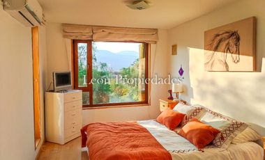 Leon Propiedades vende parcela con 2 hermosas casas y piscina en condominio Los Maquis, Curacavi.