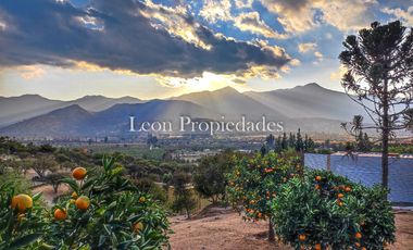 Leon Propiedades vende parcela con 2 hermosas casas y piscina en condominio Los Maquis, Curacavi.