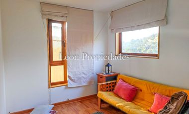 Leon Propiedades vende parcela con 2 hermosas casas y piscina en condominio Los Maquis, Curacavi.