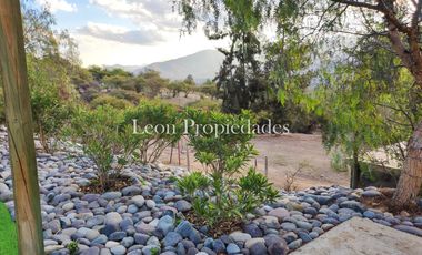 Leon Propiedades vende parcela con 2 hermosas casas y piscina en condominio Los Maquis, Curacavi.