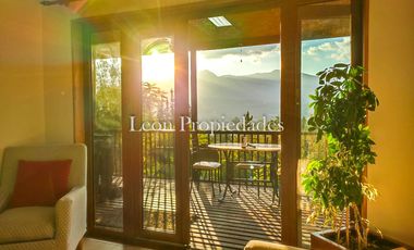 Leon Propiedades vende parcela con 2 hermosas casas y piscina en condominio Los Maquis, Curacavi.