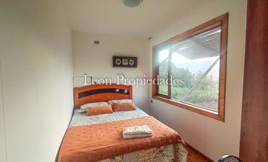 Leon Propiedades vende parcela con 2 hermosas casas y piscina en condominio Los Maquis, Curacavi.