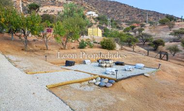 Leon Propiedades vende parcela con 2 hermosas casas y piscina en condominio Los Maquis, Curacavi.