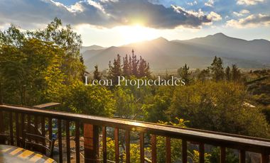 Leon Propiedades vende parcela con 2 hermosas casas y piscina en condominio Los Maquis, Curacavi.