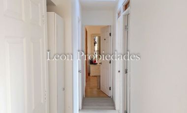 Leon Propiedades vende parcela con 2 hermosas casas y piscina en condominio Los Maquis, Curacavi.