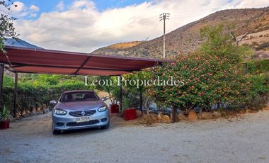 Leon Propiedades vende parcela con 2 hermosas casas y piscina en condominio Los Maquis, Curacavi.