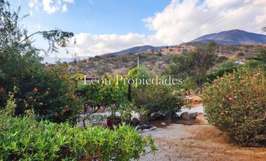 Leon Propiedades vende parcela con 2 hermosas casas y piscina en condominio Los Maquis, Curacavi.