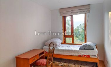 Leon Propiedades vende parcela con 2 hermosas casas y piscina en condominio Los Maquis, Curacavi.