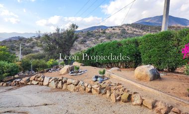 Leon Propiedades vende parcela con 2 hermosas casas y piscina en condominio Los Maquis, Curacavi.