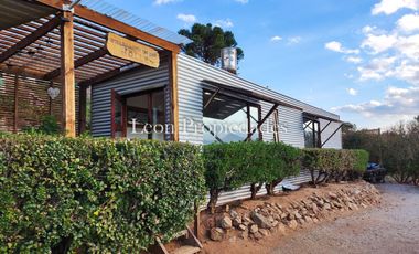 Leon Propiedades vende parcela con 2 hermosas casas y piscina en condominio Los Maquis, Curacavi.