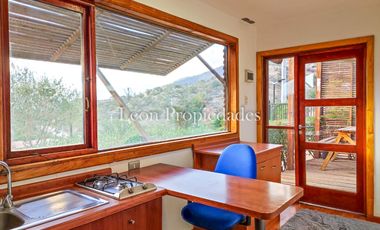 Leon Propiedades vende parcela con 2 hermosas casas y piscina en condominio Los Maquis, Curacavi.