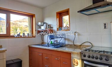 Leon Propiedades vende parcela con 2 hermosas casas y piscina en condominio Los Maquis, Curacavi.