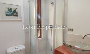 Leon Propiedades vende parcela con 2 hermosas casas y piscina en condominio Los Maquis, Curacavi.