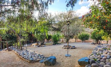 Leon Propiedades vende parcela con 2 hermosas casas y piscina en condominio Los Maquis, Curacavi.