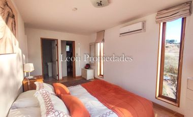 Leon Propiedades vende parcela con 2 hermosas casas y piscina en condominio Los Maquis, Curacavi.