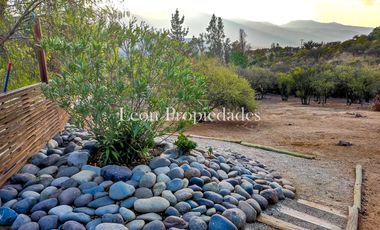 Leon Propiedades vende parcela con 2 hermosas casas y piscina en condominio Los Maquis, Curacavi.