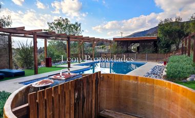 Leon Propiedades vende parcela con 2 hermosas casas y piscina en condominio Los Maquis, Curacavi.