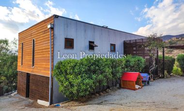 Leon Propiedades vende parcela con 2 hermosas casas y piscina en condominio Los Maquis, Curacavi.