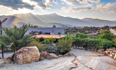 Leon Propiedades vende parcela con 2 hermosas casas y piscina en condominio Los Maquis, Curacavi.