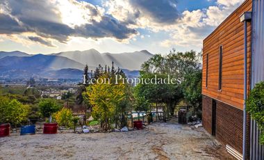 Leon Propiedades vende parcela con 2 hermosas casas y piscina en condominio Los Maquis, Curacavi.