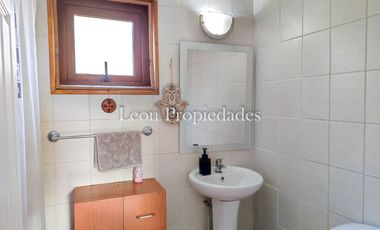 Leon Propiedades vende parcela con 2 hermosas casas y piscina en condominio Los Maquis, Curacavi.