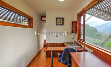 Leon Propiedades vende parcela con 2 hermosas casas y piscina en condominio Los Maquis, Curacavi.