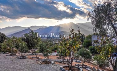 Leon Propiedades vende parcela con 2 hermosas casas y piscina en condominio Los Maquis, Curacavi.