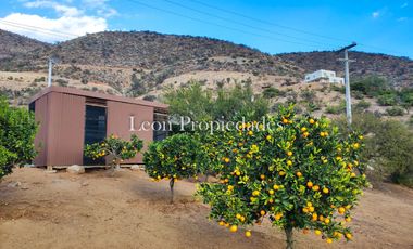 Leon Propiedades vende parcela con 2 hermosas casas y piscina en condominio Los Maquis, Curacavi.