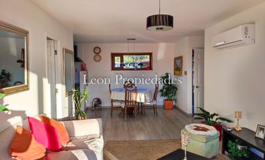 Leon Propiedades vende parcela con 2 hermosas casas y piscina en condominio Los Maquis, Curacavi.