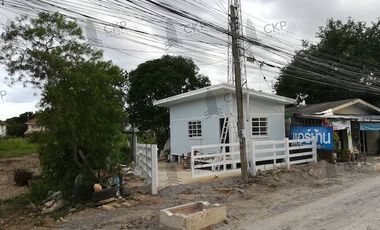 Empty land for sale with 1 small house, good location, near several main roads. Near government agencies Near the department store, Lam Pho Subdistrict, Bang Bua Thong District, Nonthaburi