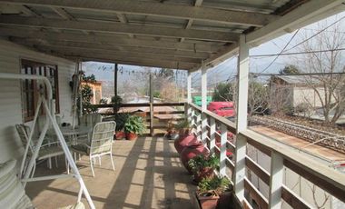 SE VENDE CASA EN SECTOR CENTRO DE CURACAVI .