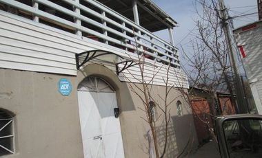 SE VENDE CASA EN SECTOR CENTRO DE CURACAVI .