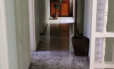VENDO CÓMODA Y AMPLIA CASA EN SANTA MÓNICA