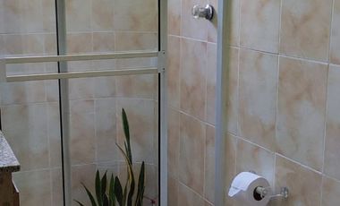 VENDO CÓMODA Y AMPLIA CASA EN SANTA MÓNICA