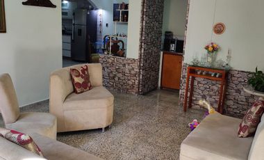 VENDO CÓMODA Y AMPLIA CASA EN SANTA MÓNICA