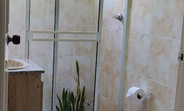 VENDO CÓMODA Y AMPLIA CASA EN SANTA MÓNICA
