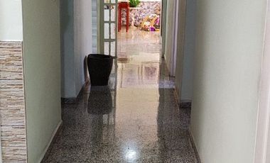 VENDO CÓMODA Y AMPLIA CASA EN SANTA MÓNICA