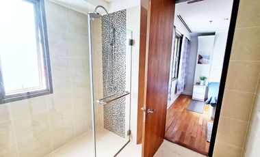 Great dea! Pet friendly 2 bedroom with unblocked city view next to the park in Asoke