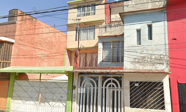 Casa de tres niveles En la Col. Benito Juárez en Nezahualcóyotl  
