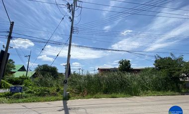 Land for sale on the road, corner plot, Soi Salaya 5/8, Nakhon Pathom, suitable for building houses, making offices, warehouses, area 155 sq m. Good location land, near the market, near the community.