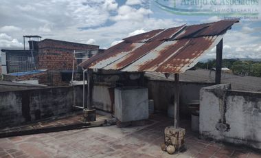 VENDEMOS CASALOTE CON TERRAZA Y LOCALES.