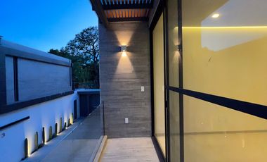 Moderna Casa NUEVA e Inteligente con Alberca y 4 Recámaras!