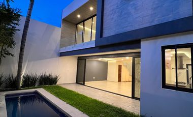 Moderna Casa NUEVA e Inteligente con Alberca y 4 Recámaras!
