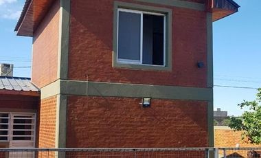 VENDO CASA CON PILETA