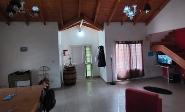 VENDO CASA CON PILETA